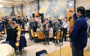 「越後桜を楽しむ会」で乾杯する参加者ら＝阿賀野市中島町