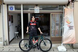 チームのメカニックを務めながら、自転車修理店を開いた岩村大樹さん=佐渡市両津夷