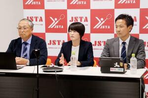 　愛知・名古屋アジア大会のソフトテニス日本代表を発表する日本連盟の高井志保強化委員長（中央）＝８日、東京都内