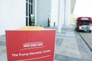 「トランプ・ケネディ・センター」に名称が変更された総合文化施設の標識=29日、米ワシントン(AP=共同)