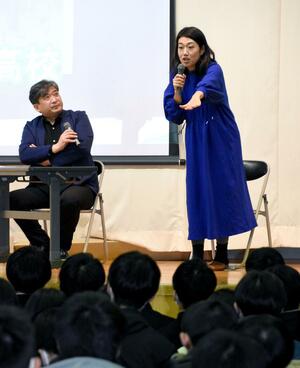 芸人になるまでの道のりを後輩たちに語る横澤夏子さん=7日、糸魚川市平牛