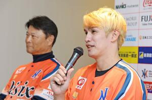 入団会見に臨む陽岱鋼（手前）＝３月１４日、新潟市中央区