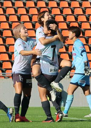 大宮-新潟L 前半7分、ゴールを決め仲間を抱きかかえるDF園田瑞貴(中央)=NACK5(新潟L提供)