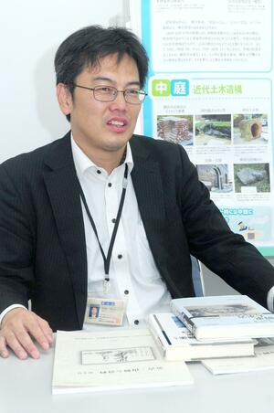 「資料が失われると誰も後から検証できなくなる」と、公文書保管の重要性などを語る吉田律人さん=横浜市の横浜都市発展記念館