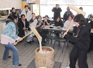 餅つきを体験する豪ベルモント市の生徒たち＝魚沼市七日市新田