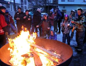 たき火を囲んでパーティーを楽しむ訪日客ら＝２４日、妙高市赤倉