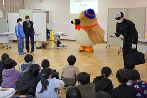 実際に１１０番通報をして、警察官に不審者の特徴を伝えた児童ら＝新潟市北区朝日町４