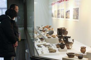 ２０２５年度に県内遺跡で行った発掘調査の出土品を紹介する企画展＝１８日、新潟市秋葉区金津