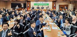 19日、台北の立法院で開かれた民主進歩党と自民党青年局の交流座談会(共同)