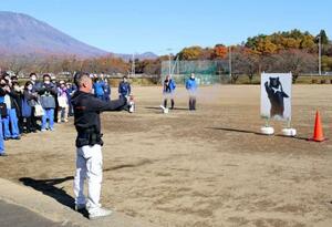 NTT東日本が開いたクマ対策の研修会=6日、岩手県雫石町(同社提供)