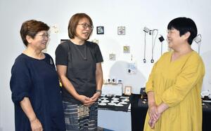 「のらくら雑貨店」を開く(右から)さいとうようこさん、土田朋子さん、長谷川利子さん=新潟市北区葛塚のアートギャラリーのらごや