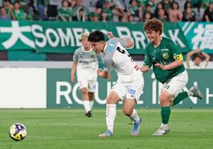 東京V―柏 試合終了間際、チーム3点目のゴールを決める柏・細谷(左)=味スタ