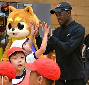 小学校で児童と交流する陸上男子のレツィレ・テボゴ=9日、東京都港区