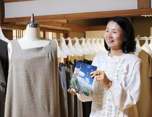 壮絶な半生をまとめた自叙伝を出版したデザイナーの佐藤美穂さん=柏崎市高柳町荻ノ島