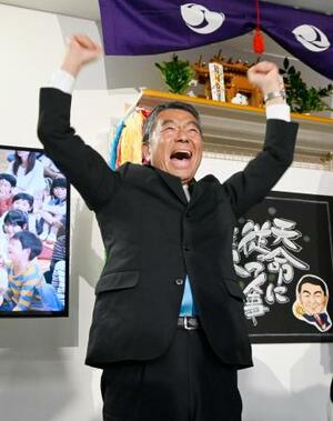 宮城県知事選で6選を決め、笑顔を見せる村井嘉浩氏=26日午後、仙台市