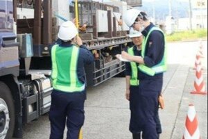 国土交通省長岡国道事務所と南魚沼署が行った大型車両の過積載の取り締まり=南魚沼市関