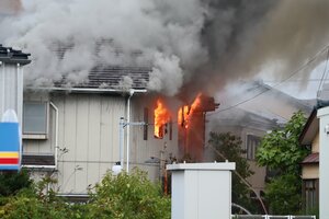 炎上している住宅＝２６日午前７時すぎ、新潟市中央区女池上山４