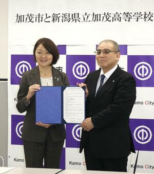 加茂市と加茂高が行った協定締結式=加茂市役所