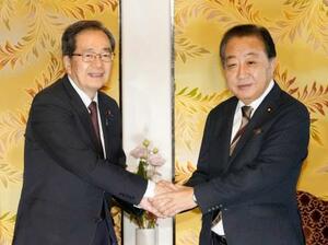 会談前に握手する立憲民主党の野田代表(右)と公明党の斉藤代表=17日午後、国会