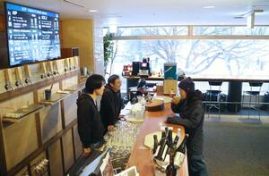 苗場プリンスホテルで佐渡産ビールを提供するバー「ゼロページ」=湯沢町