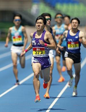 男子800メートル決勝 1分45秒88で優勝した落合晃(手前)=レモンガススタジアム平塚