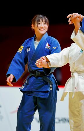 柔道グランドスラム東京大会のエキシビションに登場したパリ五輪女子48キロ級金メダルの角田夏実=7日、東京体育館