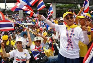 タイのペートンタン首相の辞任を求め気勢を上げるデモの参加者=28日、バンコク(共同)