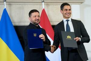 16日、オランダ・ミデルブルフで記念撮影するイェッテン首相(右)とウクライナのゼレンスキー大統領(AP=共同)
