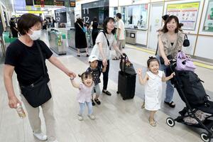 新潟駅の改札を出て再会を喜ぶ家族＝９日、新潟市中央区