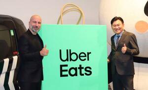 東京都内で記者会見した楽天グループの三木谷浩史会長兼社長(右)と米ウーバー・テクノロジーズのダラ・コスロシャヒCEO=9日午後、東京都港区