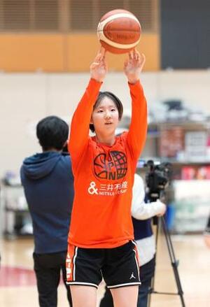 　バスケットボール女子日本代表の強化合宿で調整する田中＝東京都内