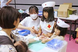 子どもたちが医療、福祉の仕事などを体験した「すこやか・ともしびまつり」=アオーレ長岡