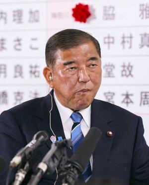 メディアのインタビューに答える自民党総裁の石破首相=20日午後11時2分、東京・永田町の党本部