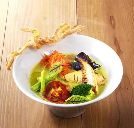 季節ごとに旬の野菜を使用した一風堂コラボ開発ラーメン「護摩堂野菜のべジラーメン」。【春】 グリンピースベース イメージ