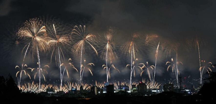 夜空を彩った復興祈願花火「フェニックス」＝２日午後８時３０分前、長岡市
