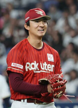 開幕戦で勝利投手となった楽天の荘司康誠投手＝２７日、京セラドーム大阪（河北新報社提供、坂本秀明撮影）