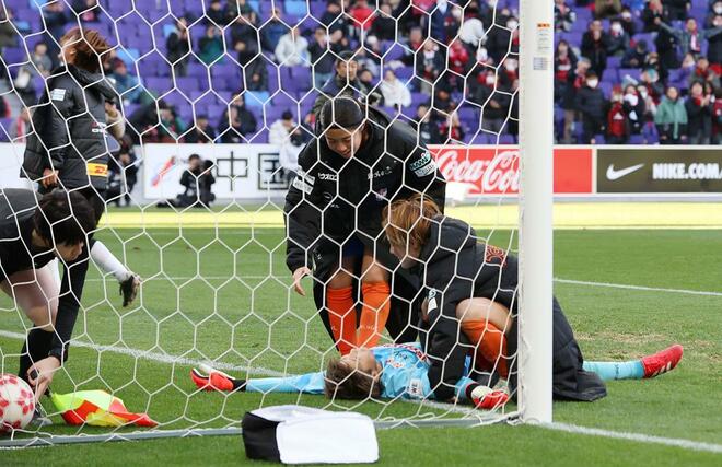 新潟Ｌ－三菱重工浦和　ＰＫ戦で勝敗が決し、新潟ＬのＧＫ平尾知佳を迎えにいく選手たち＝広島市