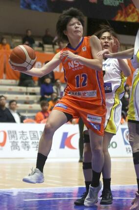 新潟－山梨ＱＢ　第２クオーター、パスを出す新潟の金沢みどり＝アオーレ長岡