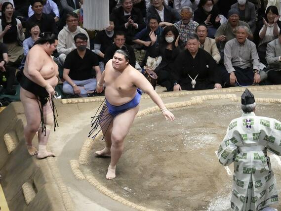 大相撲夏場所１３日目、琴桜（左）を寄り切りで破り優勝を決めた大の里。横綱昇進を確実にした＝２３日、東京・両国国技館