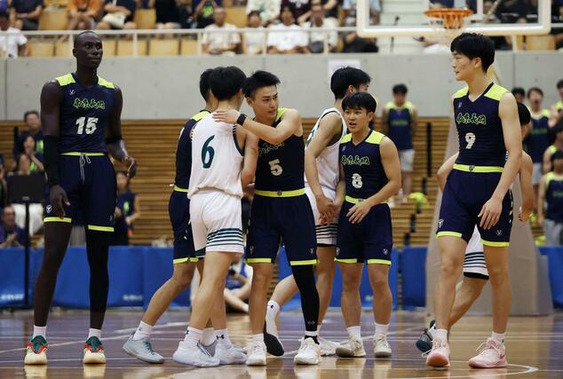 正智深谷－帝京長岡　勝利した帝京長岡の選手ら。主将の佐藤汰頼（中央）が相手選手と健闘をたたえ合う＝７月２９日、岡山市