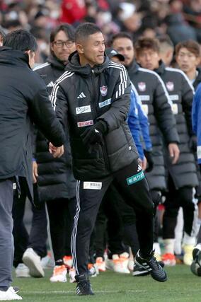 勝ち点１をあげ自力でのＪ１残留を決め、ほっとした表情の松橋力蔵監督＝埼玉スタジアム