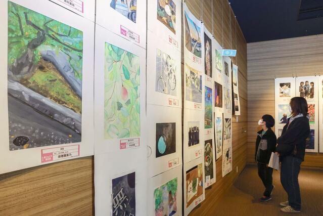 色彩豊かな作品が並ぶ県ジュニア美術展覧会の新潟展＝２６日、新潟市中央区万代３