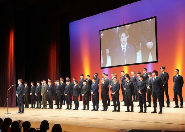 激励会であいさつするアルビレックス新潟の選手ら=新潟市中央区