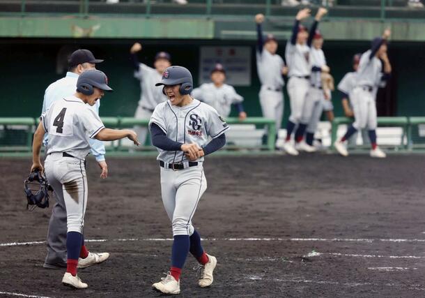日本文理－関根学園　５回関根学園２死満塁、池田栞太の３点適時二塁打で走者が生還し０－６＝長岡市悠久山