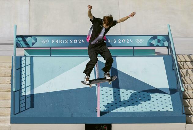 男子ストリート決勝　演技する堀米雄斗＝パリ（共同）