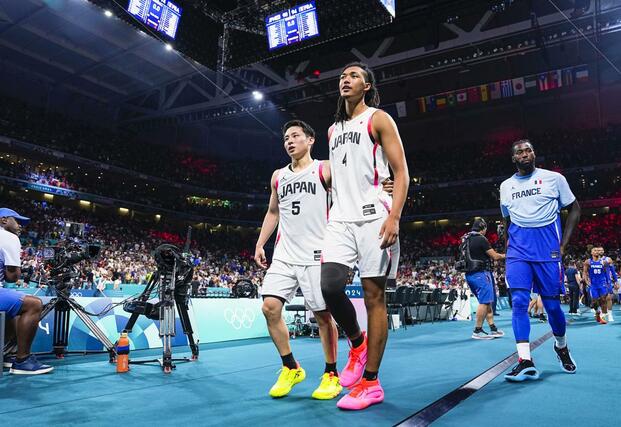 フランスに敗れ引き揚げる(左から)河村とジェイコブス=リール(共同)