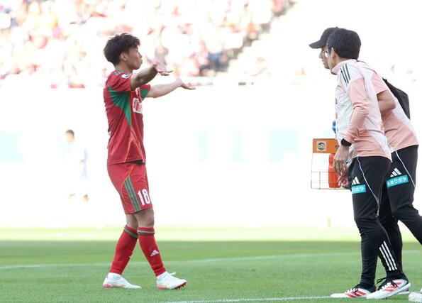 後半４２分、新潟のＦＷ若月大和（左）が押し込み２－１と勝ち越す＝デンカビッグスワン