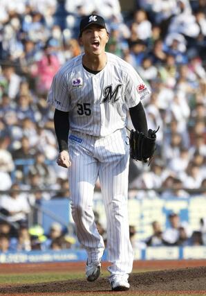 ６回、西武・石井を見逃し三振に仕留め、雄たけびを上げるロッテ・田中＝ＺＯＺＯマリン