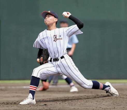 ３回戦・小出－万代。万代の２番手・佐藤碧＝７月１７日、三条市月岡４の三条パール金属スタジアム