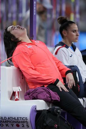 女子やり投げ予選　３投目を終え、天を仰ぐ北口榛花＝国立競技場